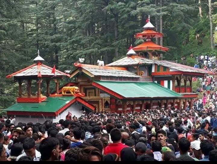 डांडा देवराणा जातर 2026 में रुद्रेश्वर महादेव की देवडोली के साथ पारंपरिक वेशभूषा में ढोल-दमाऊं की थाप पर नृत्य करते श्रद्धालु, उत्तरकाशी।