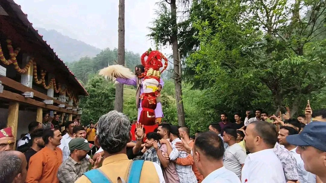 उत्तरकाशी के दिरयाणा मंदिर में भगवान श्री सिद्धेश्वर महादेव की आषाढ़ी जात्रा और ऐतिहासिक दिरयाणा मेले में दर्शन करते श्रद्धालु।