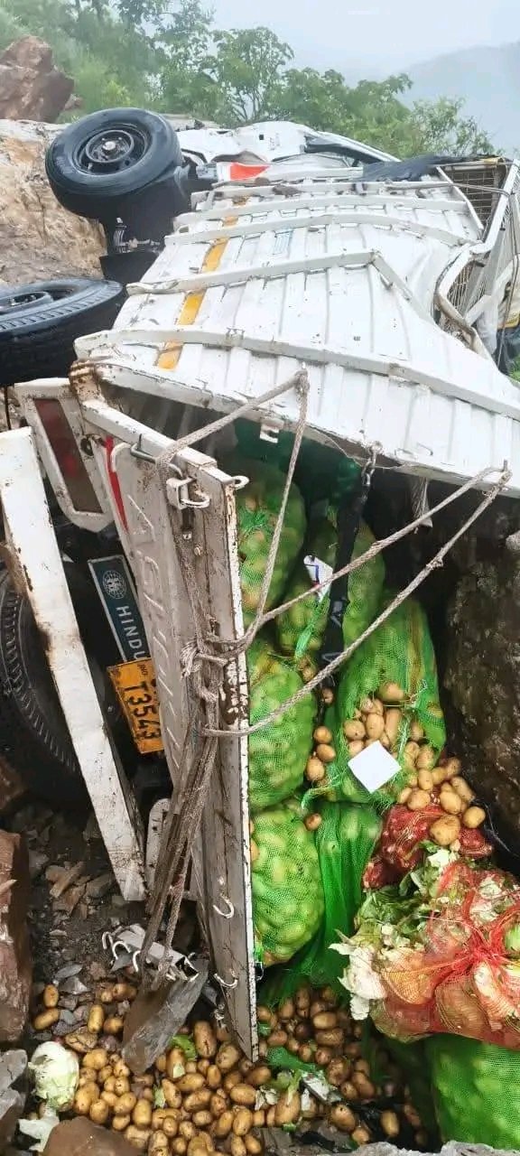 पौड़ी: पहाड़ी से गिरे बोल्डर की चपेट में आया मालवाहक ट्रक, बड़ा हादसा टला