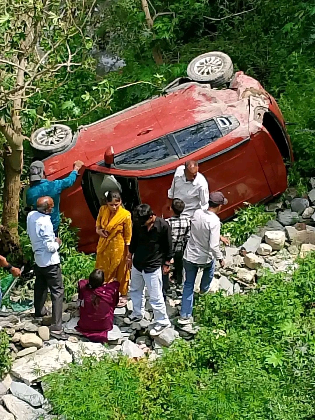 धरासू–उत्तरकाशी मोटर मार्ग के बड़ेथी खाले के पास खाई में गिरी कार और राहत-बचाव कार्य।