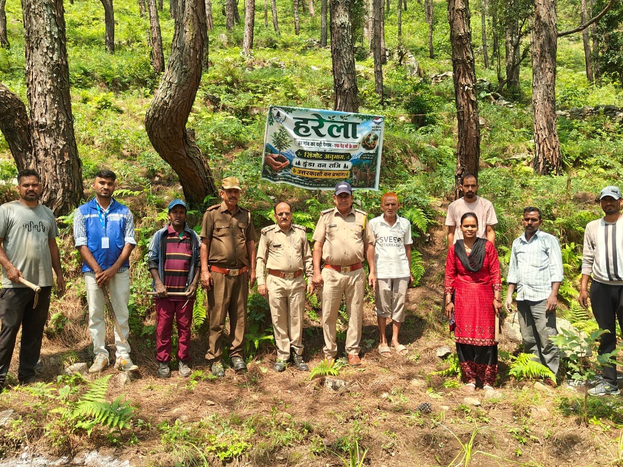 हरेला पर्व 2026 पर उत्तरकाशी के सिंगोट अनुभाग के नाकुरी बीट में वन विभाग और ग्रामीणों द्वारा पौधरोपण कार्यक्रम