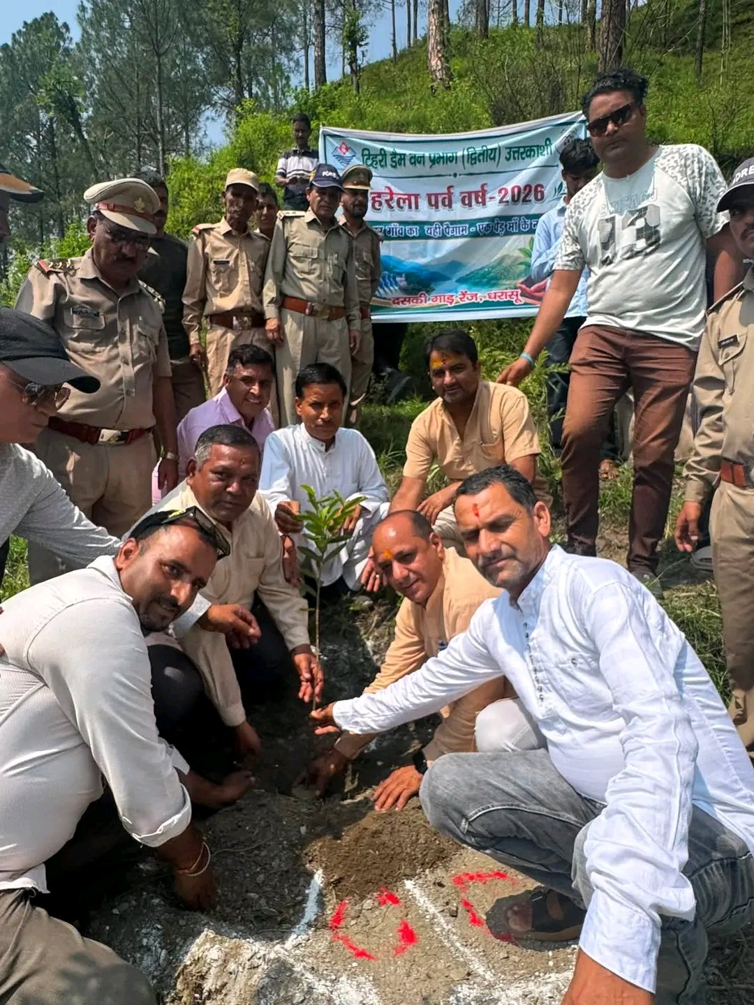हरेला पर्व पर चिन्यालीसौड़ में 'एक पेड़ माँ के नाम' अभियान के तहत पौधरोपण करते भाजपा प्रदेश मीडिया प्रभारी मनवीर चौहान