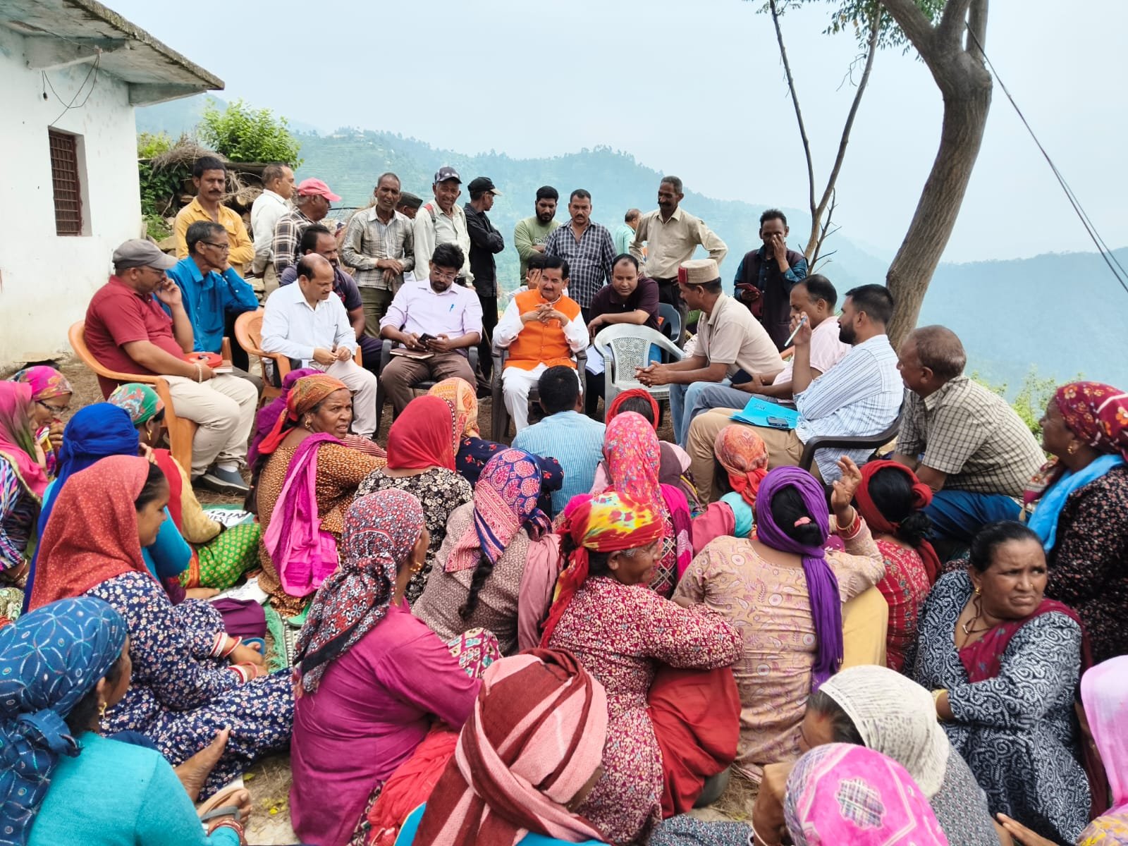 छेणद गांव के आपदा प्रभावित क्षेत्र का निरीक्षण करते राज्य मंत्री रामसुन्दर नौटियाल और विभागीय अधिकारी
