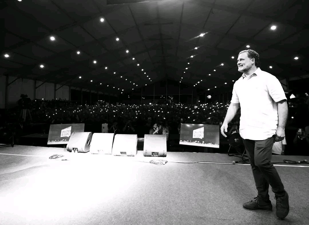 देहरादून में छात्रों की गूंज कार्यक्रम के दौरान राहुल गांधी का स्वागत करती समर्थकों की भारी भीड़
