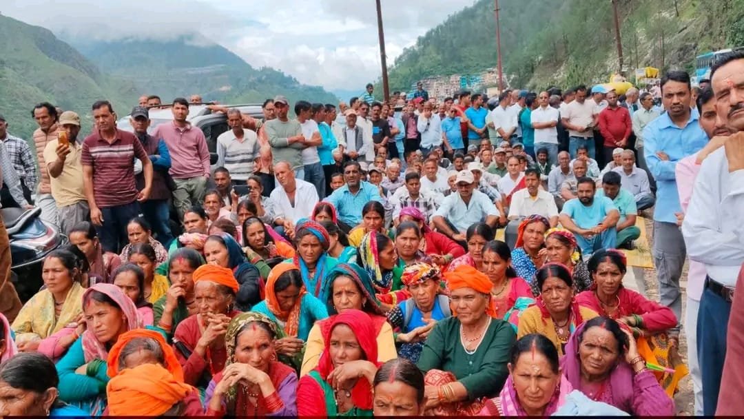 लंबगांव में दिवाकर डिमरी की गिरफ्तारी की मांग को लेकर चक्का जाम और प्रदर्शन करते ग्रामीण