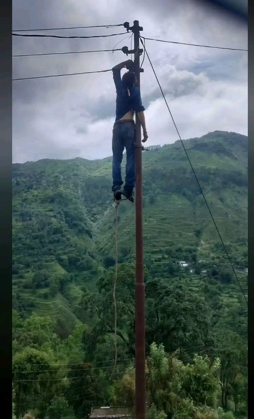 पौड़ी गढ़वाल के नैनीडांडा ब्लॉक में बिजली लाइन पर कार्य के दौरान हादसे के बाद घटनास्थल