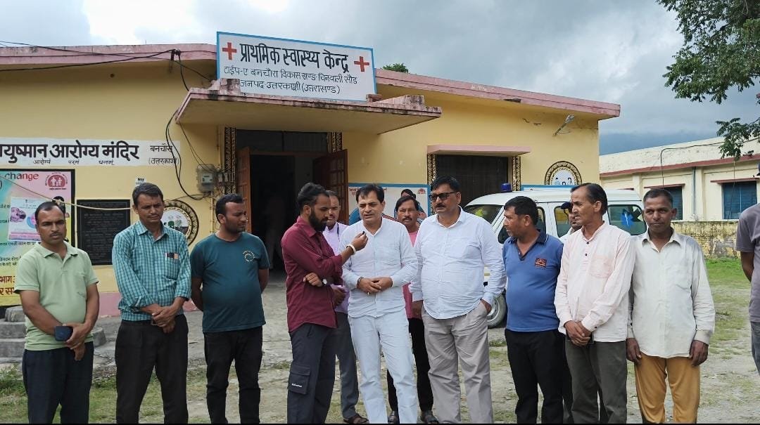 बनचौरा अति प्राथमिक स्वास्थ्य केंद्र का निरीक्षण करते यमुनोत्री विधायक संजय डोभाल और अस्पताल स्टाफ