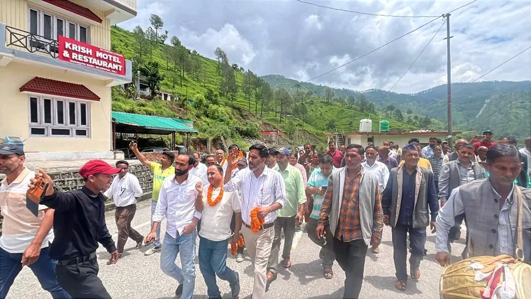 ब्रह्मखाल में कांग्रेस कार्यकर्ता सम्मेलन एवं सम्मान समारोह में मौजूद कांग्रेस पदाधिकारी और कार्यकर्ता