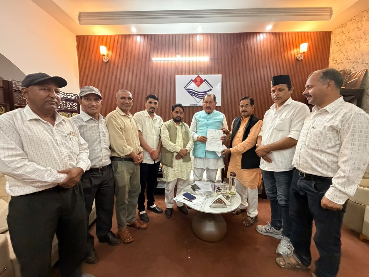 प्रधानमंत्री आवास योजना ग्रामीण के सर्वे ऐप को पुनः शुरू करने की मांग को लेकर पत्र सौंपते राज्यमंत्री रामसुन्दर नौटियाल