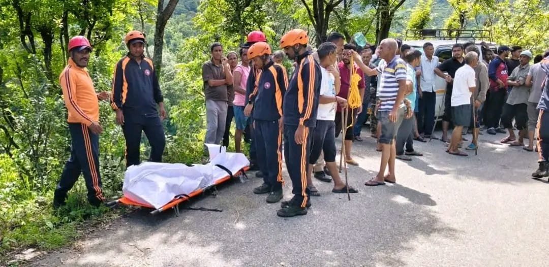 रुद्रप्रयाग के बसुकेदार क्षेत्र में उफनते गदेरे में बही महिला की तलाश में रेस्क्यू अभियान चलाती SDRF टीम