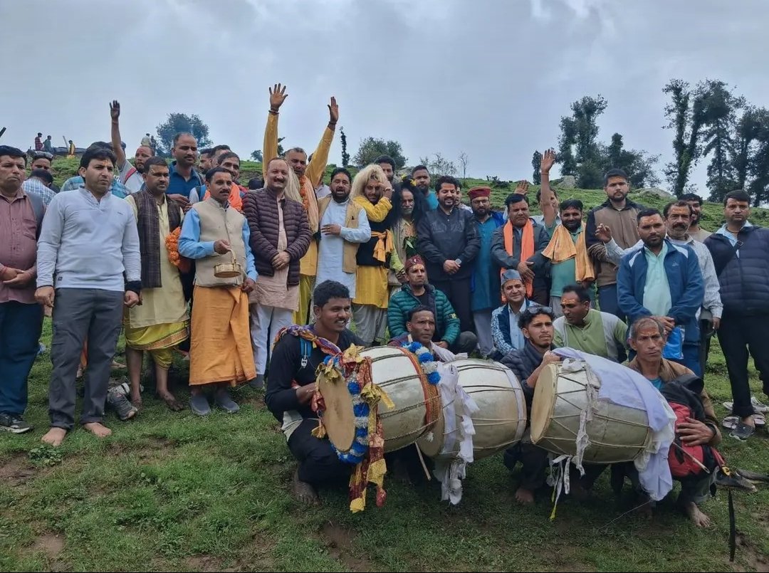 हरूंता बुग्याल में आयोजित भगवान श्री हरि महाराज की प्रसिद्ध शैल यात्रा में शामिल श्रद्धालु और देव ढोल