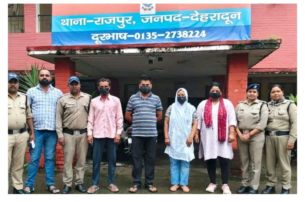 देहरादून में कथित अपहरण मामले का खुलासा करते हुए पुलिस द्वारा गिरफ्तार आरोपी और बरामद नाबालिग से संबंधित सांकेतिक तस्वीर