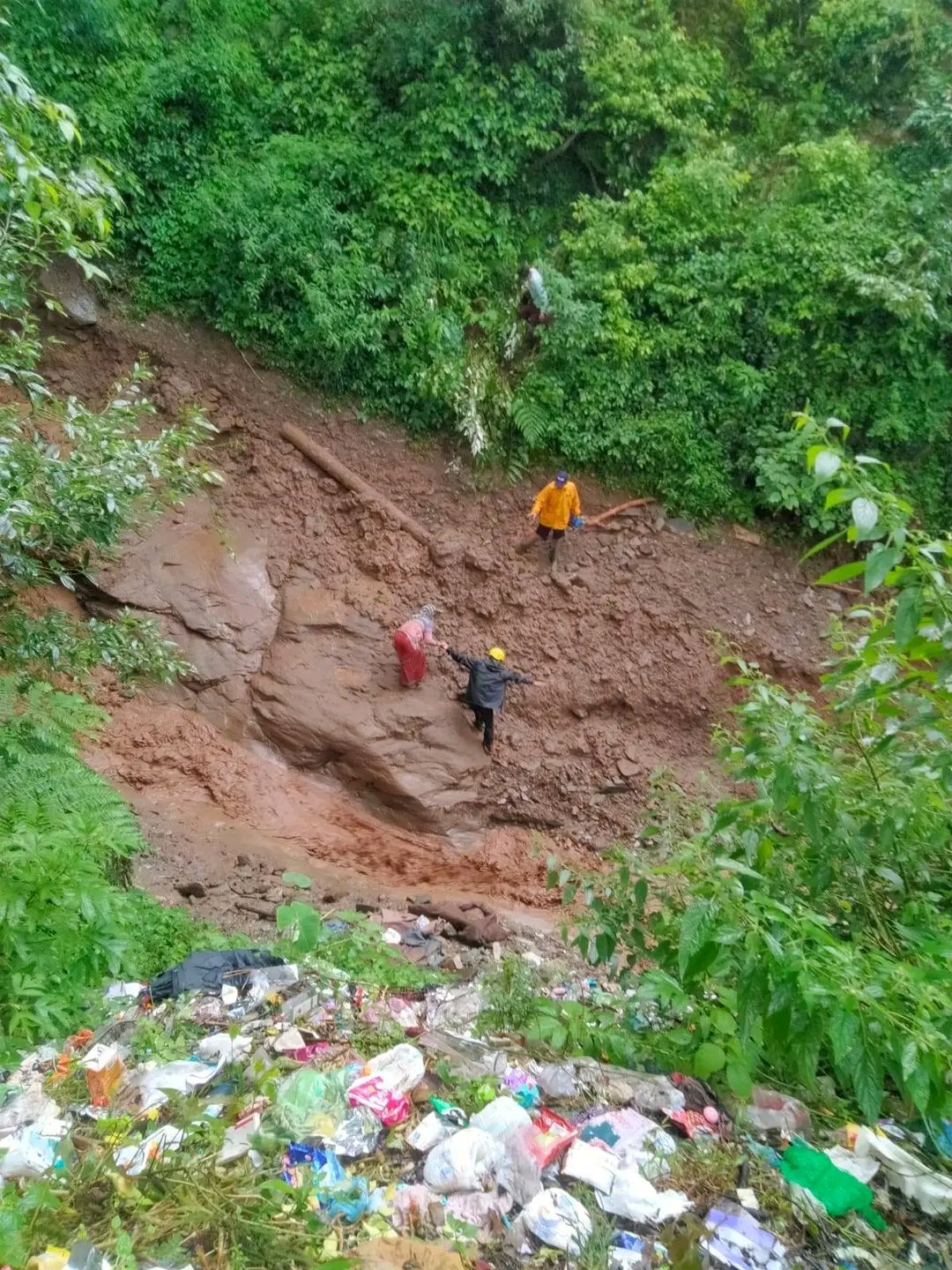 उफनते नाले के बीच SDRF ने महिला को सकुशल कराया पार, रोप रेस्क्यू से बचाई जान