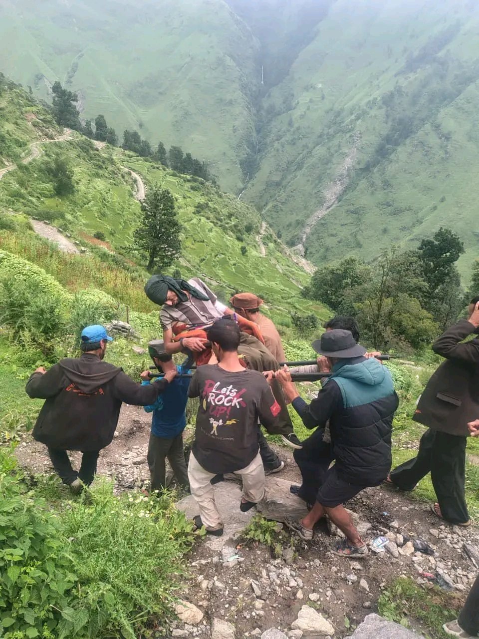 मोरी के फिताड़ी गांव में भालू के हमले में घायल 24 वर्षीय युवक को डांडी-कंडी से अस्पताल ले जाते ग्रामीण