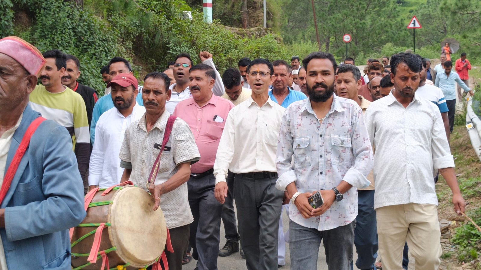 बनचौरा बाजार में BDH जन मंच के नेतृत्व में पांच मांगों को लेकर ढोल-नगाड़ों और रणसिंगा के साथ प्रदर्शन करते सामाजिक कार्यकर्ता व जनप्रतिनिधि