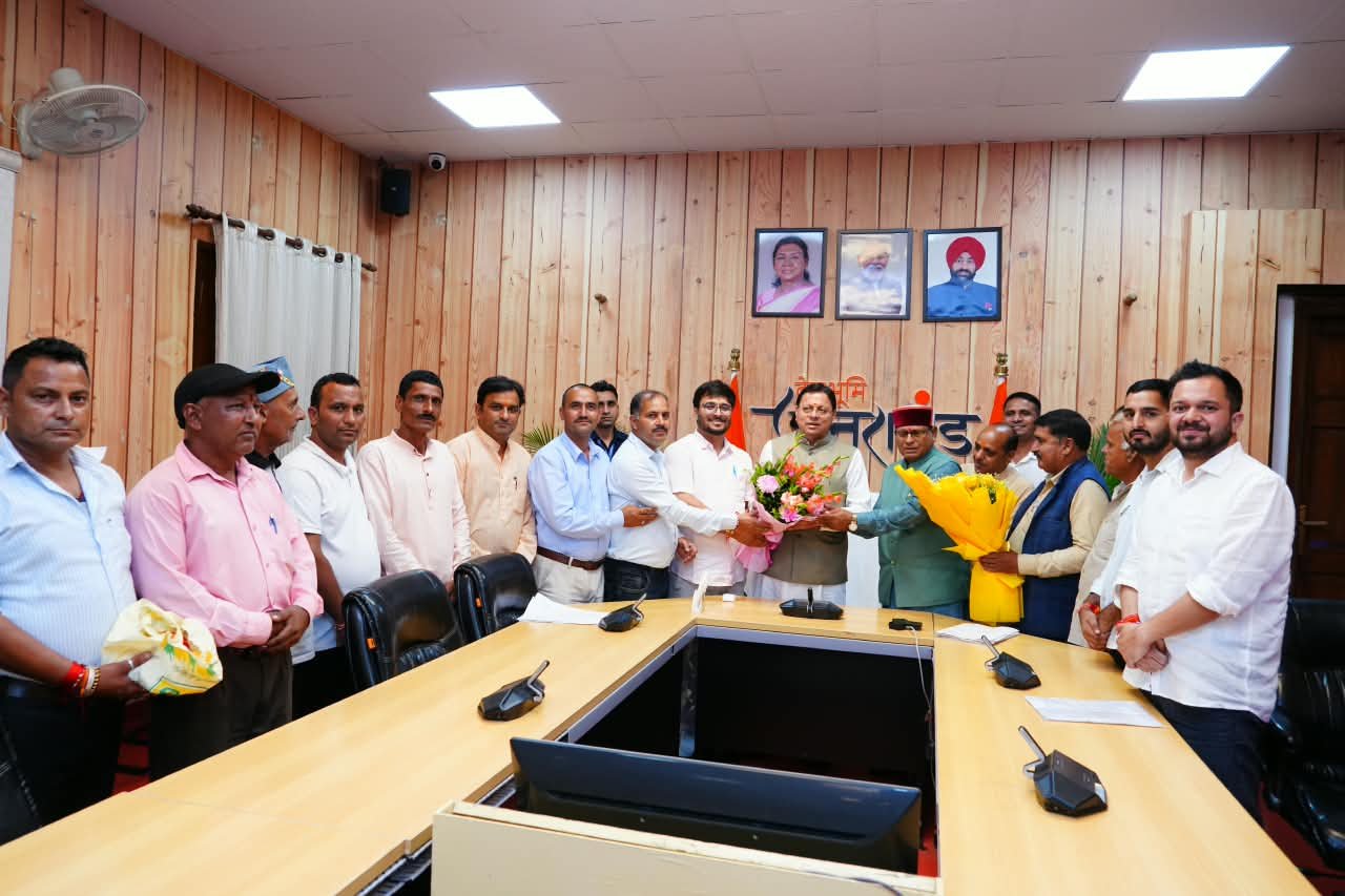 मुख्यमंत्री पुष्कर सिंह धामी से मुलाकात करते हुए BDH जनमंच और जनप्रतिनिधि