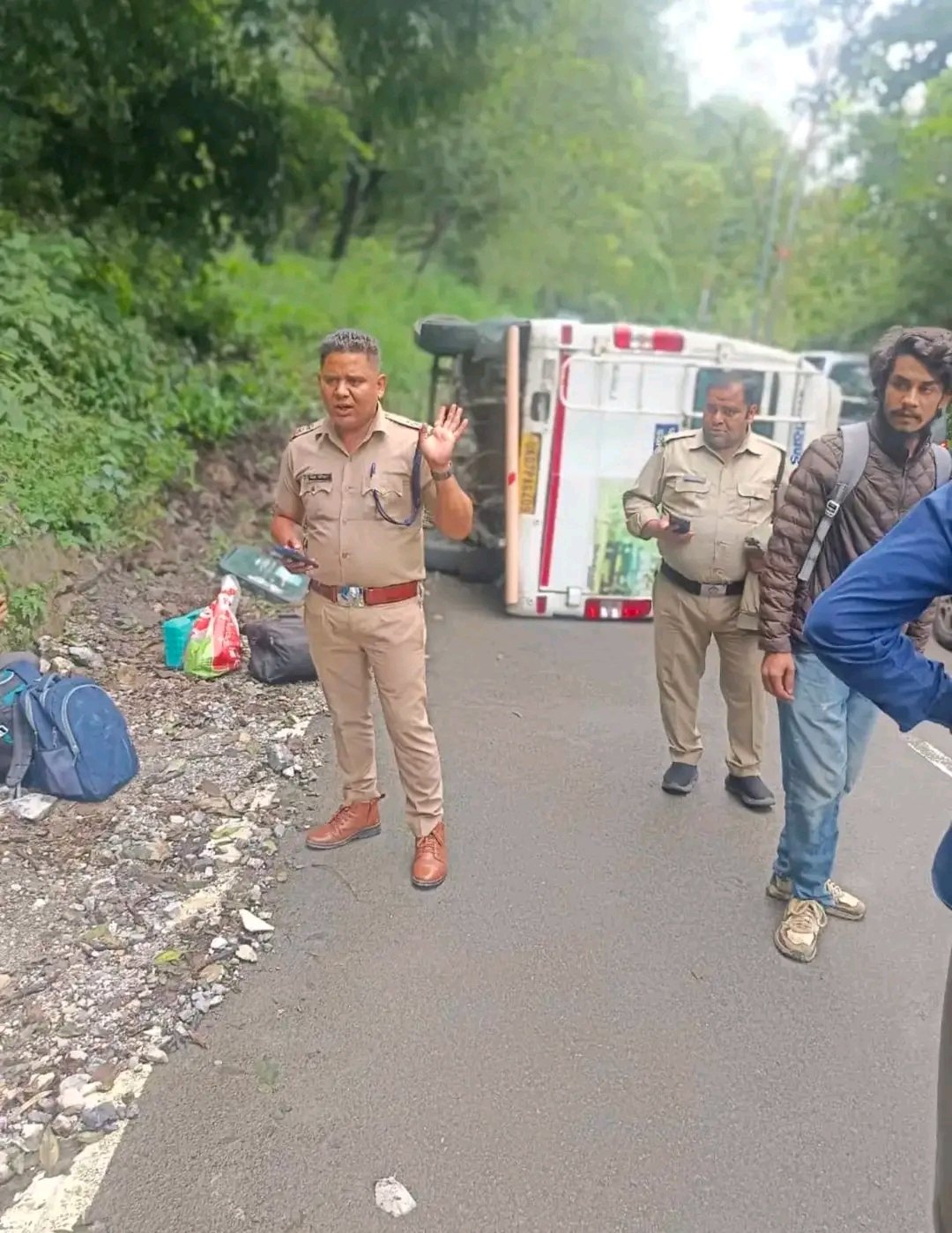 मसूरी-देहरादून मार्ग पर गलोगी पावर हाउस के पास ब्रेक फेल होने से पलटा हुआ टेम्पो ट्रैवलर UK07PA6409