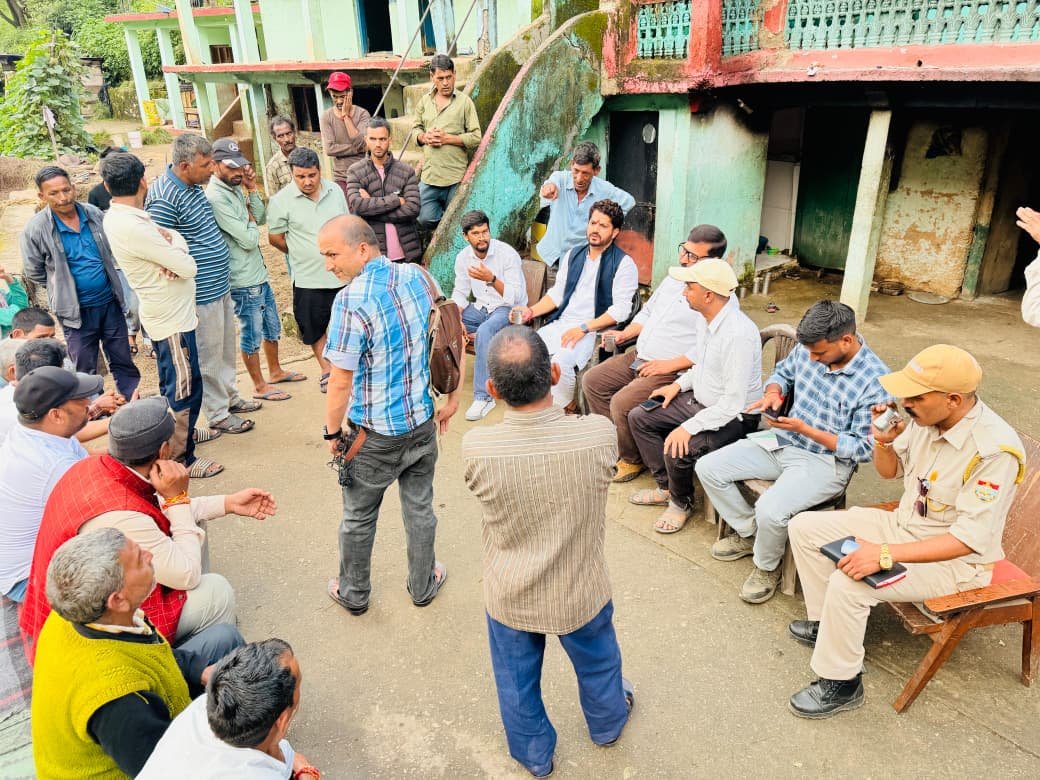 उड़री गांव में मलबे से क्षतिग्रस्त मकानों का जायजा लेते ब्लॉक प्रमुख राजदीप सिंह परमार