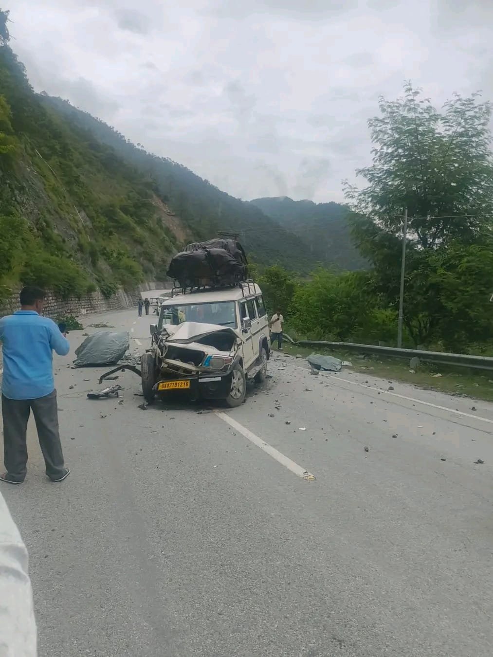 नालूपानी गंगोत्री हाईवे पर बोलेरो वाहन पर गिरा भारी बोल्डर