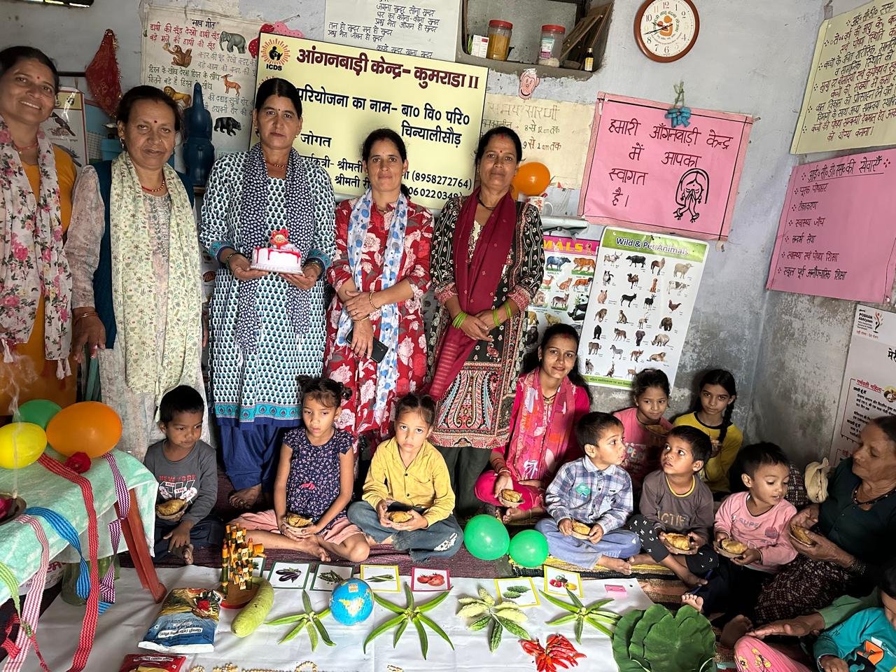 चिन्यालीसौड़ आंगनवाड़ी केंद्र में दीपक जलाकर पोषण माह मनातीं महिलाएं