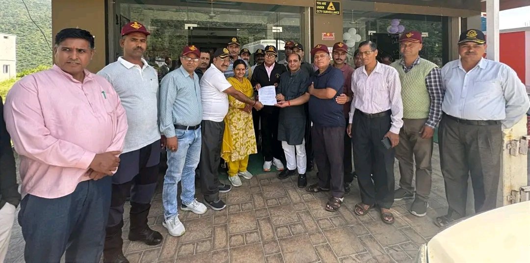 चिन्यालीसौड़ में पूर्व सैनिकों ने भाजपा प्रदेश मीडिया प्रभारी मनवीर सिंह चौहान से मुलाकात कर उपनल कर्मचारियों की मांगें रखीं